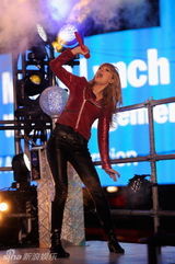 组图：泰勒跨年激情献唱 紧身皮衣跪地狂野嘶吼