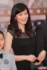 组图：万梓良携太太及亲友亮相金像奖红毯