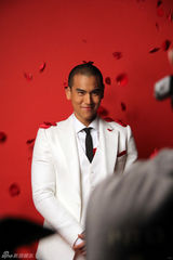 组图：彭于晏情人节捧玫瑰演绎完美恋人