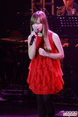 组图：英国人气Connie Talbot香港开唱 红裙可爱