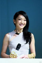 组图：周迅携手林志玲出席活动 回应合约问题