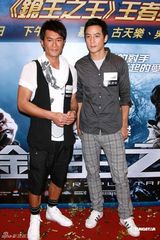 幻灯图：古天乐获赠金枪 与女粉丝亲密接触引醋意