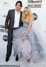 组图：凯利-安德伍德出席公告牌 纱裙飘逸似女神