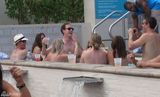 组图：哈里王子再搞泳池派对 泳装美女如云