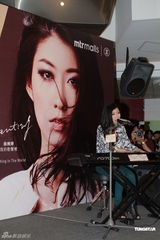 组图：曲婉婷首发唱片香港销量超越白金