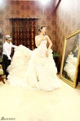 组图：吴岱凝婚纱店挑婚纱 导演赵燕国彰相伴