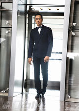 组图：黄觉杂志大片卖萌搞怪 亦动亦静男人味