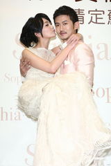 组图：戴君竹获量身订制婚纱与准新郎分享心情