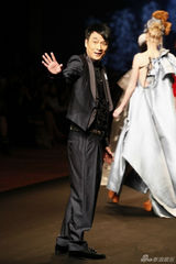 组图：吴镇宇T台首秀 耍酷扮帅有名模范儿