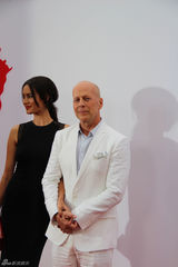 组图：《赤焰战场2》首映 威利斯陷三角恋