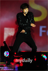 组图：金贤重等参加2012亚洲歌谣庆典