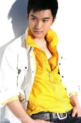 组图：演员沈泰时尚帅气 宣传照彰显型男本色