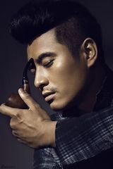 组图：陈龙拍复古写真 深沉冷峻展露魅惑瞬间