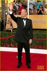 组图：演员工会奖红毯 卷福帅气劳伦斯长裙闪耀