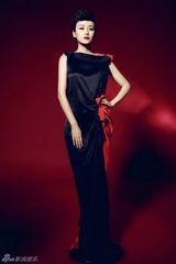 组图：傅淼红黑复古大片曝光 高贵女王气场强大