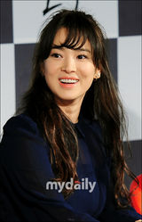 组图：宋慧乔出席新片发布会 超短裙亮相秀性感