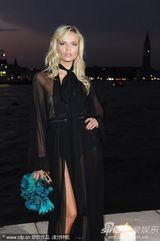 组图：麦当娜黑超黑裙尽展大姐大酷 助阵女性电影奖