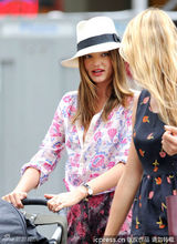 组图：米兰达-可儿携子出街 花花衬衫性感露bra