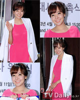 组图：韩女星苏有珍出席庆典 亮粉连衣裙透春意