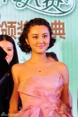 组图：甘露助阵校花大赛 粉红“芭比”甜蜜亮相