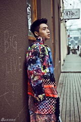 星街拍：魏晨寒冬街拍换装秀 迷幻色披风显帅气