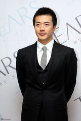 高清：权相佑(权相宇)化妆品店开业 媒体粉丝云集现混乱