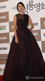 组图：孔孝真亮相青龙红毯 黑色纱裙大秀美背