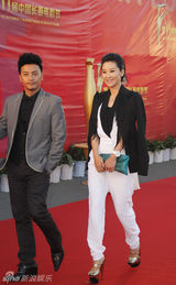 组图：苗圃长影节走红毯 黑白装帅气优雅呼声高