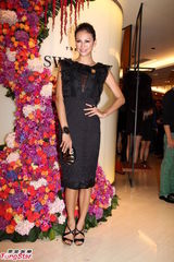 组图：汪圆圆斜肩礼服大方 Rosemary秀性感