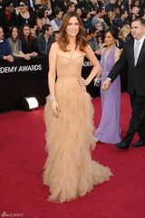 高清图：奥斯卡红毯克里斯汀-韦格裸色礼服亮相