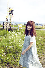 组图：姚笛清新森女系写真 淡雅如菊笑容甜美