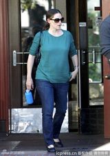 组图：阿弗莱克大胡子男人味十足 夫妇共度二人世界