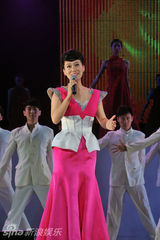 高清组图：经典红歌激荡世博 跨代歌手对唱添新意