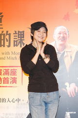 组图：Hebe外婆过世强忍悲痛 与ella到场支持舞台剧