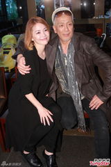 组图：玉置浩二与妻子恩爱 个唱邀李克勤