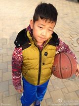 组图：郭涛父子打篮球赛跑 网友笑问妹妹去哪儿