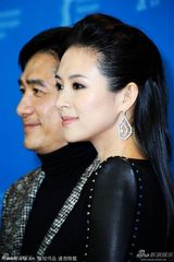 组图：型男梁朝伟牵手章子怡闪耀登场