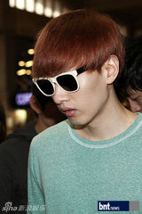 组图：韩男团SJ赴日本专场演唱会 现身金浦机场