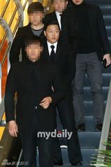 组图：韩国歌手林尹泽去世 鸟叔PSY回国吊唁