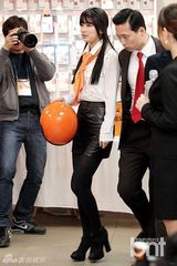 组图：韩团missA秀智戴橙领巾当一日店长