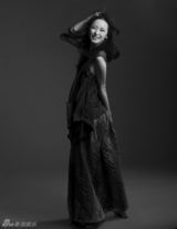 组图：李曼黑白时尚大片曝光 尽显文艺范儿