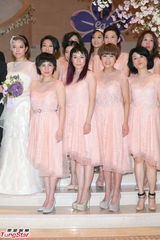 组图：叶佩雯郭伟亮浪漫大婚 陈奕迅喜当兄弟团