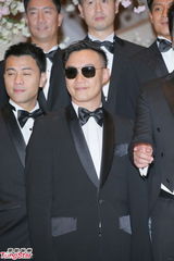 组图：叶佩雯郭伟亮浪漫大婚 陈奕迅喜当兄弟团