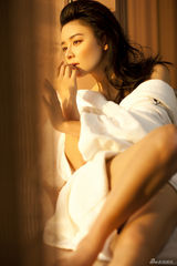 组图：袁姗姗性感出浴写真 小秀香肩美腿