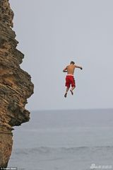 组图：比伯玩惊险悬崖跳水 飞身一跃跳入大海