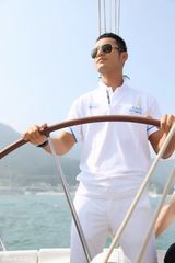 组图：黄晓明驾微博号征战帆船赛 获时代骑士勋章