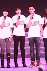 幻灯图：香港演艺界赈灾 tvb艺人唱月亮代表我的心