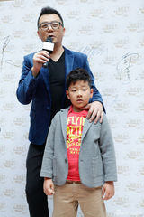 组图：郭涛携子开店捞金 石头叫兽头萌翻全场