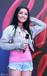 组图：江映蓉新专辑签唱 歌迷拜见《女人帮》帮主