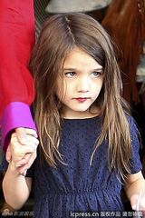 组图：小苏瑞亮相略施粉黛樱唇红 拿娃娃吓唬狗仔